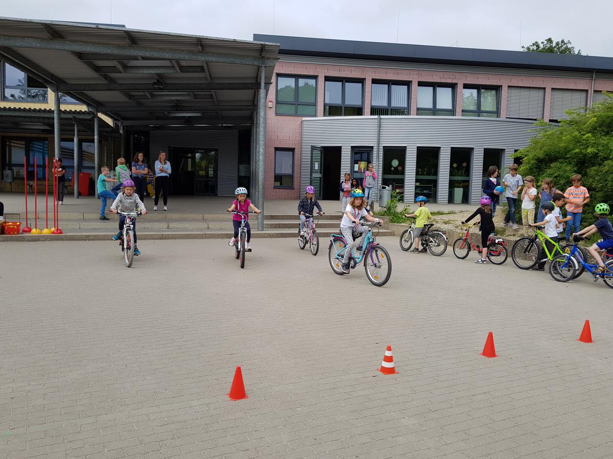 12.06.2018 Radfahren auf dem Schulhof112752 Kopie